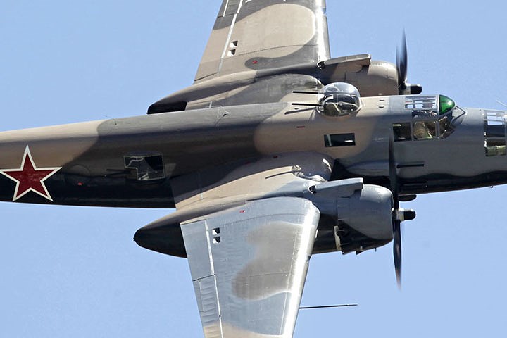 Hệ thống súng máy gắn trên máy bay ném bom B-25J của Mỹ